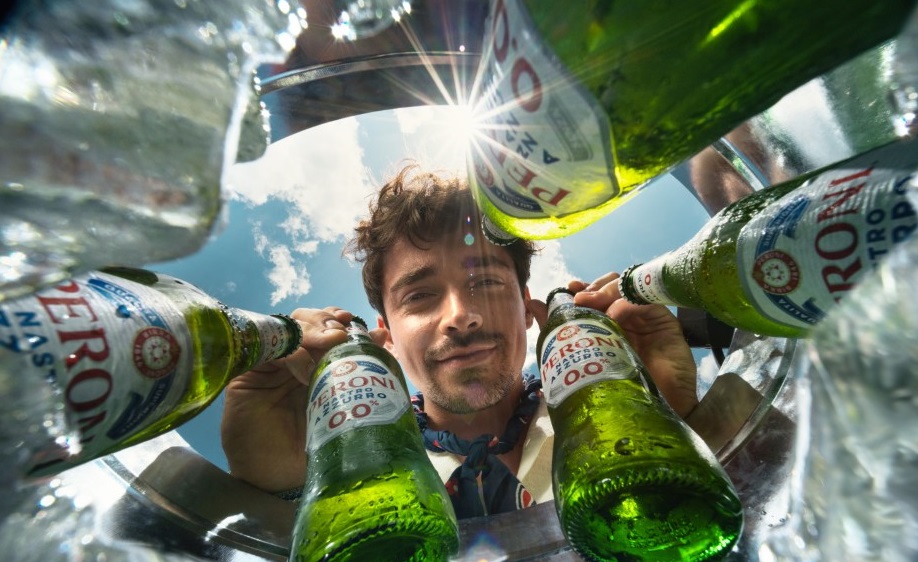 Peroni Nastro Azzurro 0.0% alcool are un prim ambasador global al brandului: Charles Leclerc, pilot F1 al echipei Scuderia Ferrari HP
